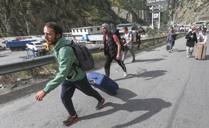 Rusia intercepta en las fronteras a quienes huyen para no ir a la guerra | Internacionales