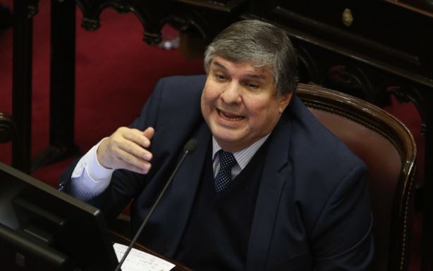 El senador José Mayans fue trasladado desde Formosa a Buenos Aires en un vuelo sanitario | Política