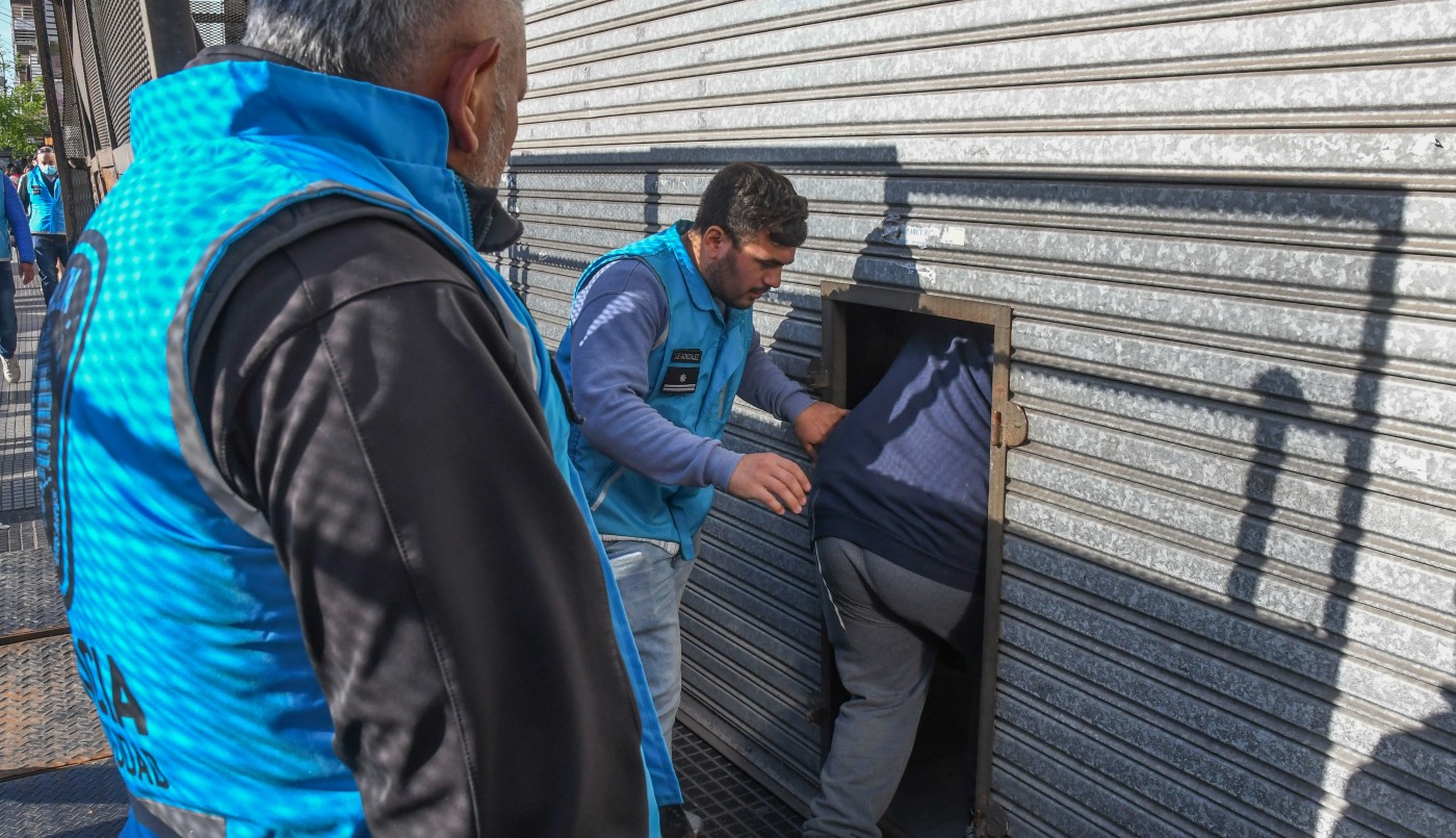 Allanan una docena de depósitos con mercadería para la venta ilegal en Flores | Actualidad