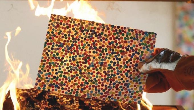 Un artista británico quemó sus obras en una transmisión en vivo | Internacionales