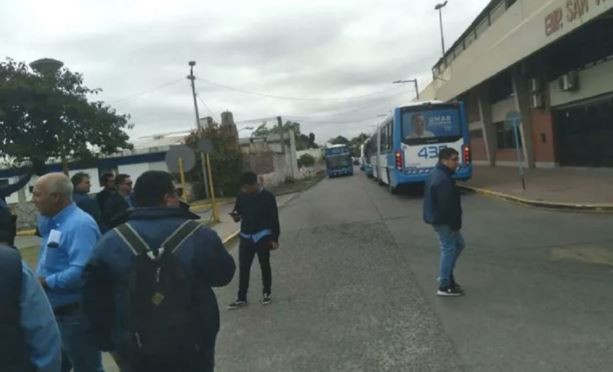 Internaron a un colectivero: 10 pasajeros le pegaron porque querían viajar gratis | Actualidad