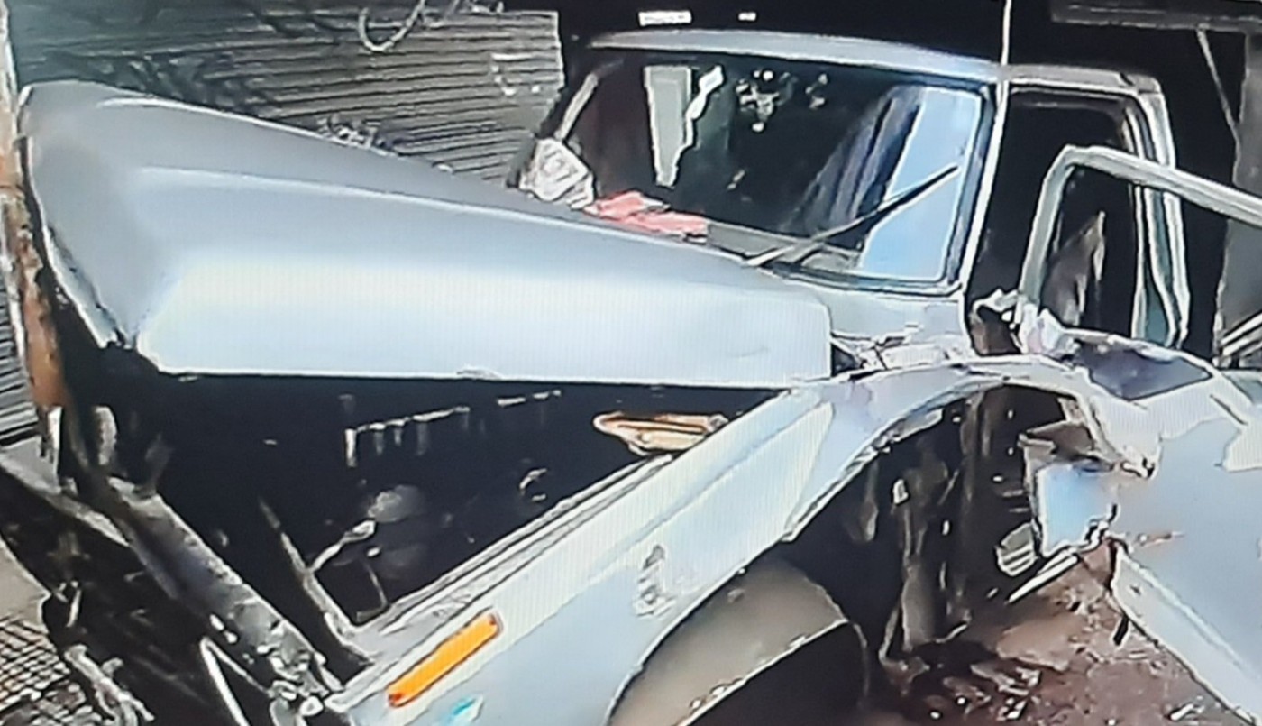 Colectivero chocó a una camioneta estacionada, bajó a los pasajeros y huyó | Actualidad