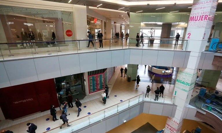 Un hombre se suicidó al tirarse desde un shopping y cayó sobre una mujer | Internacionales