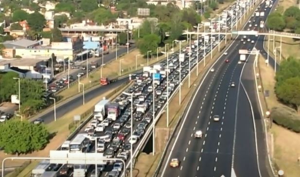 Acceso Oeste colapsado: Un muerto y dos heridos al chocar dos autos a la altura de Haedo | Actualidad