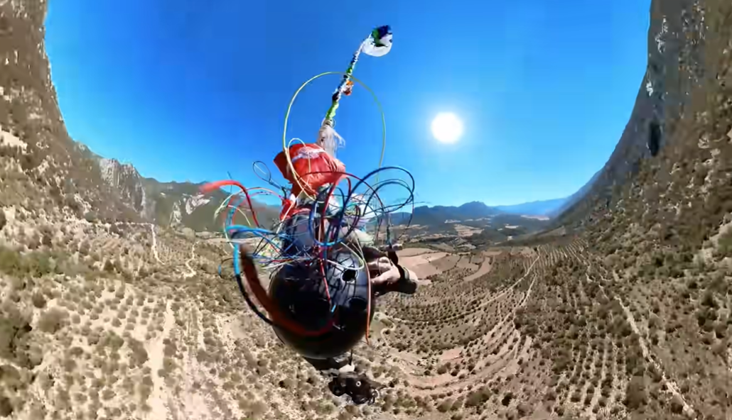 Desesperante: se enredó con el paracaídas y se salvó de milagro | Internacionales