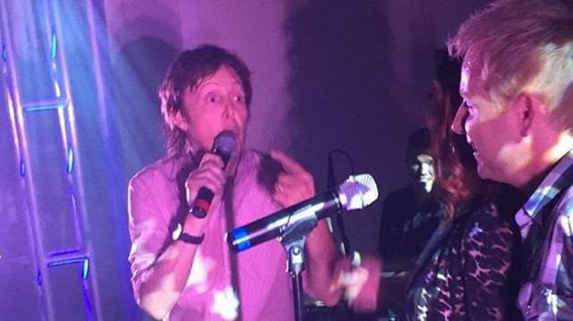 Paul McCartney cantó sorpresivamente en una fiesta de egresados | Espectáculos