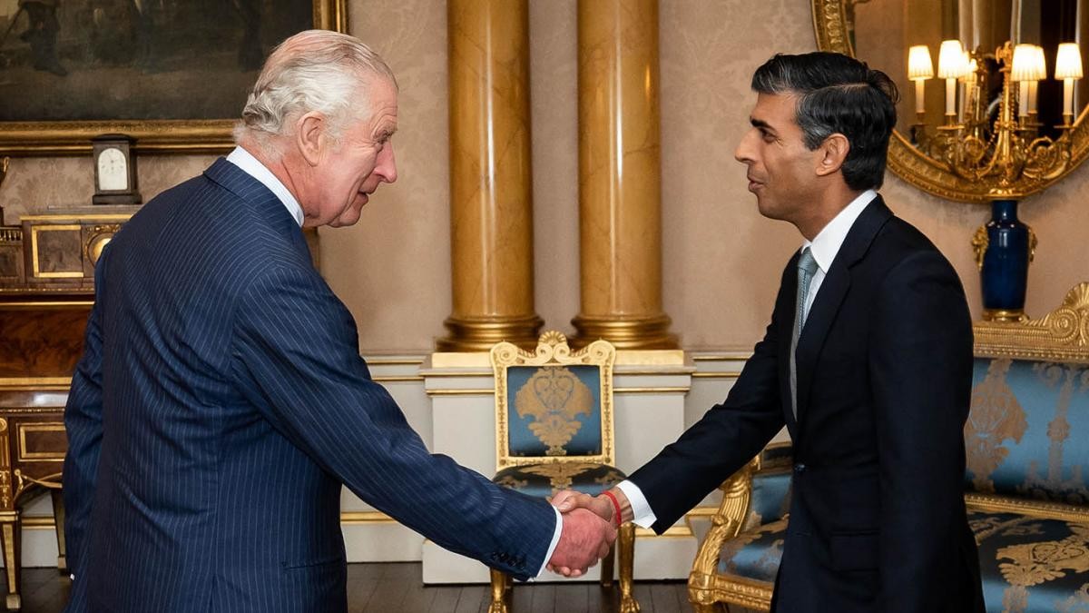 Rishi Sunak fue nombrado primer ministro británico por el rey Carlos III | Internacionales