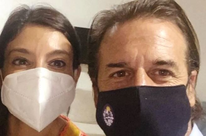 Polémica en Uruguay: Acusan a Lacalle Pou de haber roto la veda para que entre un médico argentino que trató su calvicie | Internacionales