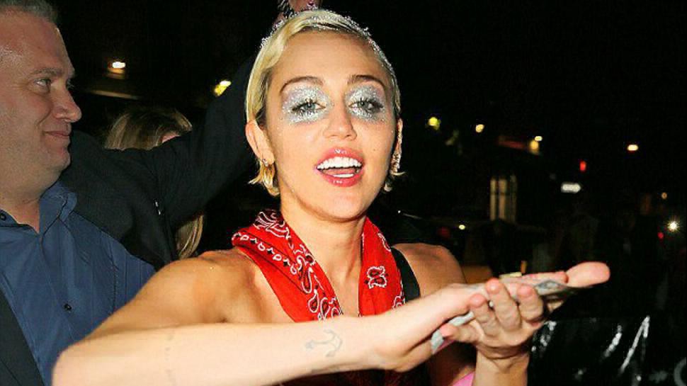 Miley Cyrus con maquillaje curioso y pelos en las axilas | Espectáculos