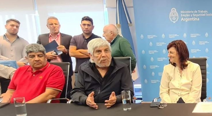 Camioneros acordó un aumento salarial de 107% y un bono de fin de año de 100 mil pesos | Política