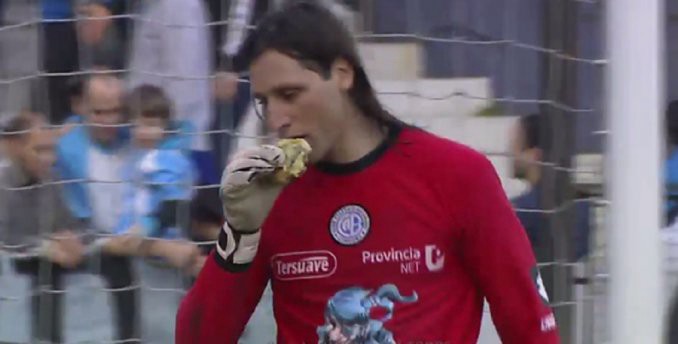 A Olave le tiraron una hamburguesa en pleno partido y se la comió | Deportes