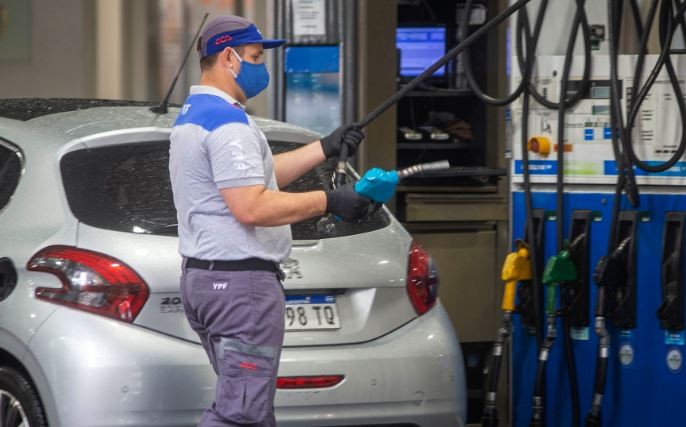 YPF aumenta el precio de la nafta y el gasoil 6% promedio desde este jueves | Economía