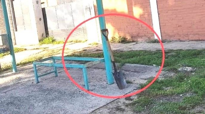 Una pala estuvo dos días en una parada de colectivos, nadie se la llevó y la foto se hizo viral | Redes