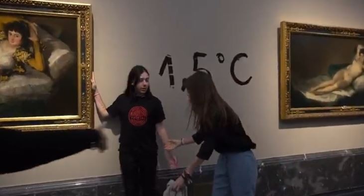 "Nos están llevando a la muerte": Activistas pegaron sus manos al marco de dos cuadros de Goya | Internacionales