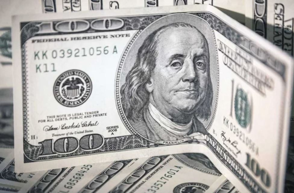 Dólar blue: bajó pero se mantiene por encima de los $300 | Economía