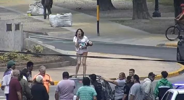 Sufrió un brote psicótico en plena calle y amenazó con arrojar a su bebé desde el techo de un auto | Actualidad