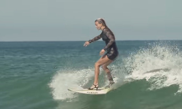 Video: surfista se le animó a las olas con vestido y tacos | Deportes