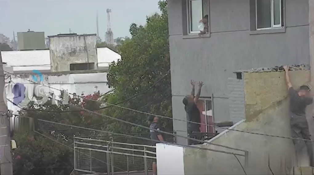 Video: Un nene de 3 años fue rescatado mientras caminaba por una cornisa | Actualidad