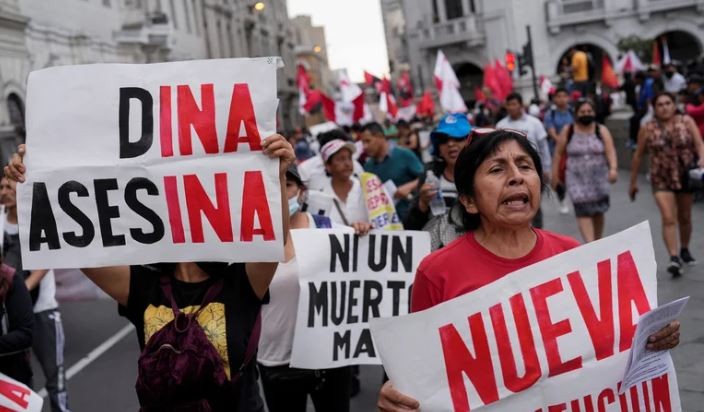 Al grito de "Dina asesina", miles de peruanos pidieron la renuncia de su presidenta | Internacionales