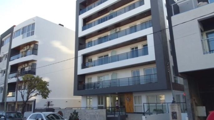 Una nena de 2 años cayó desde el balcón de un 5° piso y está muy grave | Actualidad