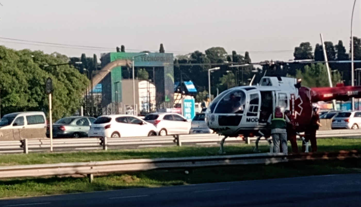 Se desmayó cuando manejaba por colectora de General Paz y chocó contra un árbol | Actualidad