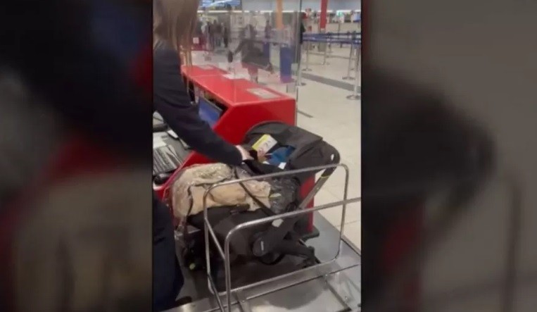 Les informaron que su hijo de 2 años debía pagar pasaje y lo abandonaron en el aeropuerto | Internacionales