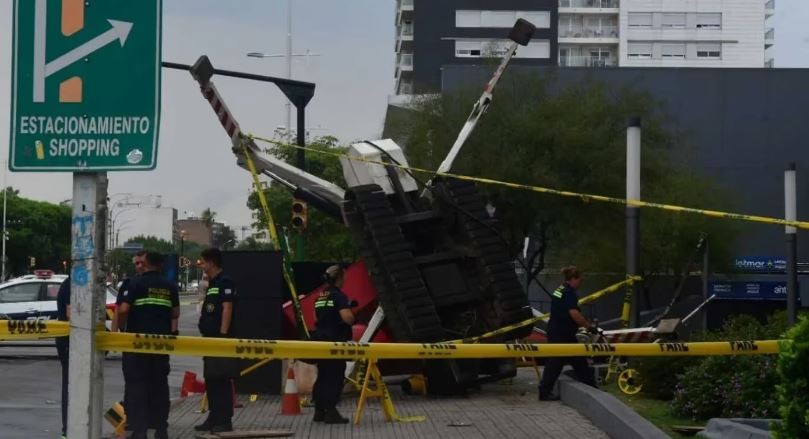 Montevideo: una mujer murió aplastada por una grúa que colapsó afuera de un shopping | Internacionales