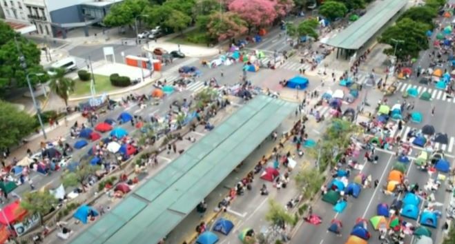 Continúa el acampe en la avenida 9 de Julio por las bajas de planes sociales | Actualidad