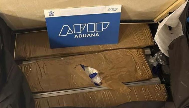 Aduana secuestró 8 kilos de droga ocultos en la valija de un artista de música electrónica | Actualidad