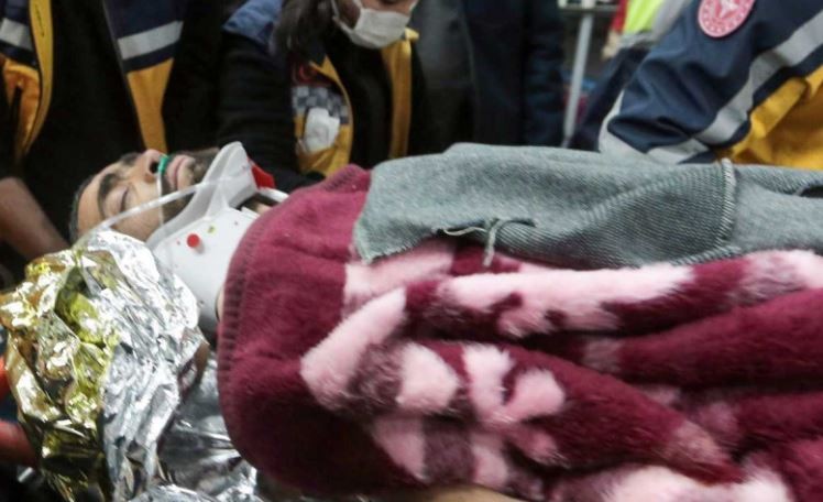 Turquía: rescatan a un hombre que estuvo 12 días bajo los escombros | Internacionales