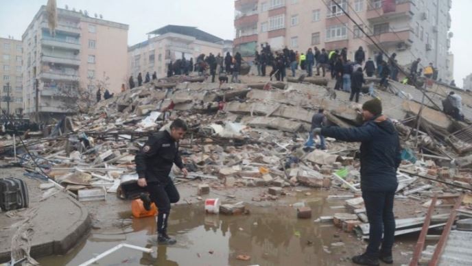 Hallan otras tres personas con vida bajos los escombros, 13 días después del sismo | Internacionales