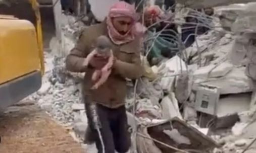 Sus tíos acogieron a la beba nacida bajo los escombros del terremoto en Siria | Internacionales