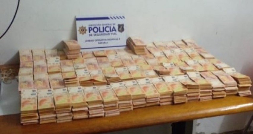 Circulaban con $27 millones por la ruta e intentaron coimear a policías | Actualidad