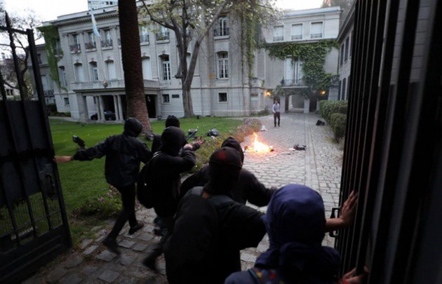 Atacaron con palos y piedras el consulado argentino en Chile | Política
