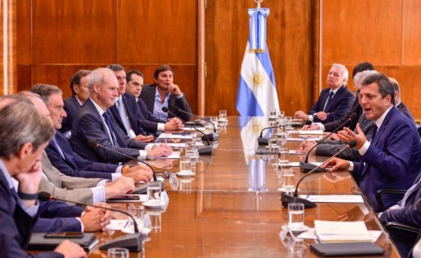 Massa anunció un acuerdo con bancos y compañías de seguro para canjear deuda en pesos | Economía