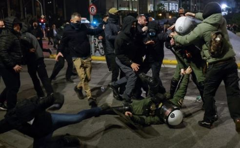 "Llámame cuando llegues": Más de 50.000 griegos protestan por el choque de trenes que dejó 57 muertos | Internacionales