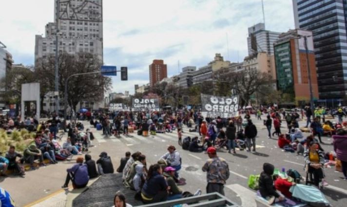 Movimientos piqueteros volvieron a protestar en la 9 de julio e iniciaron un acampe | Política