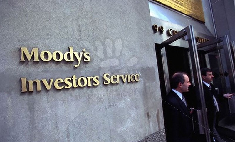 Moody's le bajó la nota al sistema bancario de EEUU y hay traspaso de fondos a grandes entidades | Economía