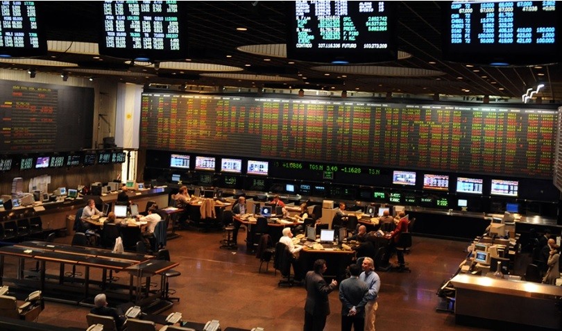 El desplome del mercado financiero internacional arrastra a bonos y acciones argentinas | Economía