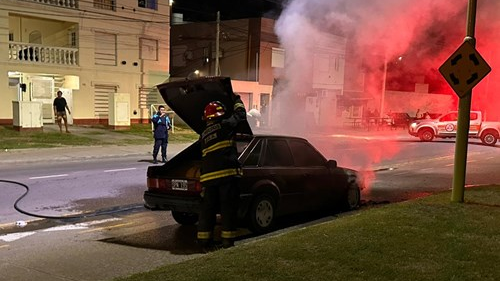 Se incendió por completo un auto mientras circulaba | Actualidad