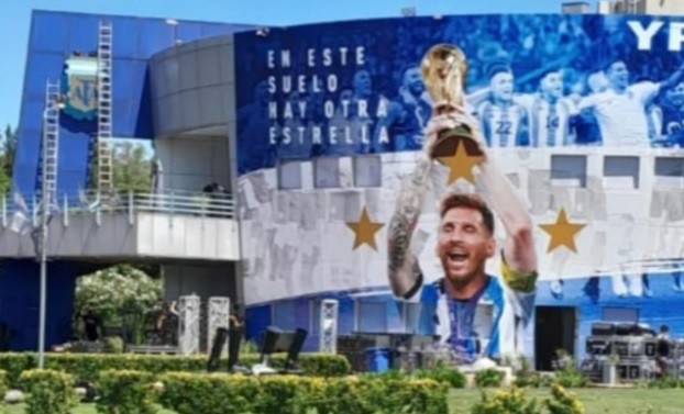 Burló la seguridad y se coló en el predio de la AFA para sacarse fotos con los campeones: fue demorado | Deportes