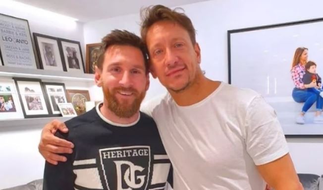 Nico Vázquez salió del teatro para frenar a los fanáticos de Messi y aclarar que no había ido a su obra | Espectáculos