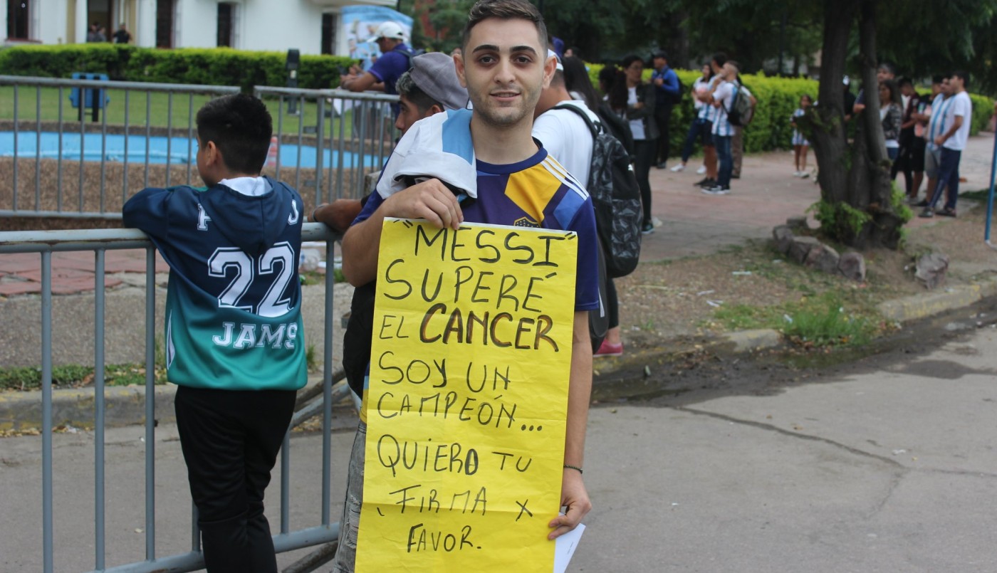 Tiene cáncer y pospuso un trasplante de médula ósea para ver a la Selección: "Quiero conocer a Messi" | Deportes