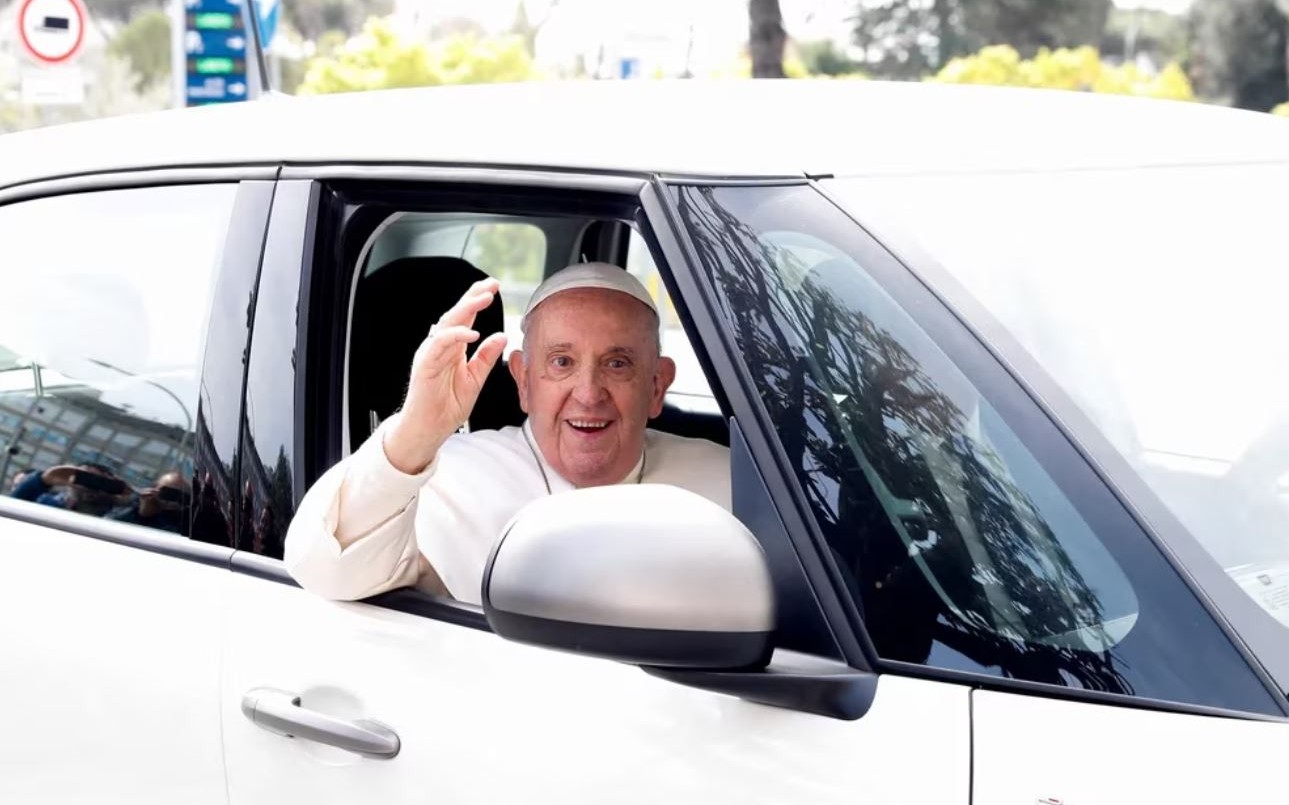 El Papa Francisco fue dado de alta y regresó al Vaticano: "Aún estoy vivo, no tuve miedo" | Internacionales