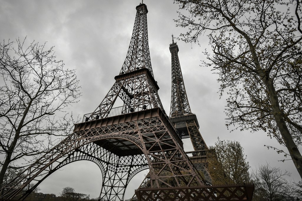 "No se preocupen, están viendo bien": apareció una "hija" de la torre Eiffel junto a la original | Internacionales