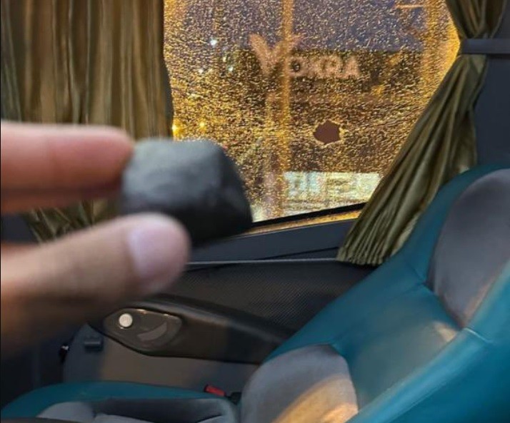 Hinchas de Tigre se equivocaron y apedrearon al micro que llevaba a sus propios jugadores | Deportes