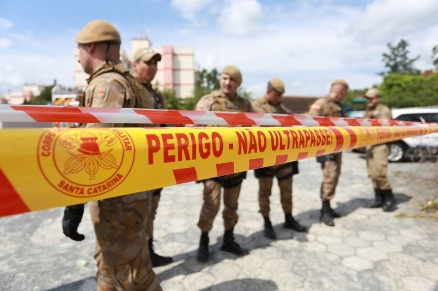 Terror en la escuela: alumno de 14 años atacó con un hacha a dos nenas de 9 | Internacionales