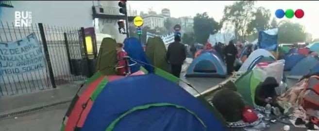 Piqueteros acampan en Plaza de Mayo en apoyo a sus reclamos | Actualidad