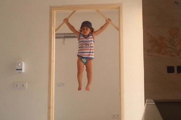 El increíble gimnasta iraní de 2 años | Curiosidades