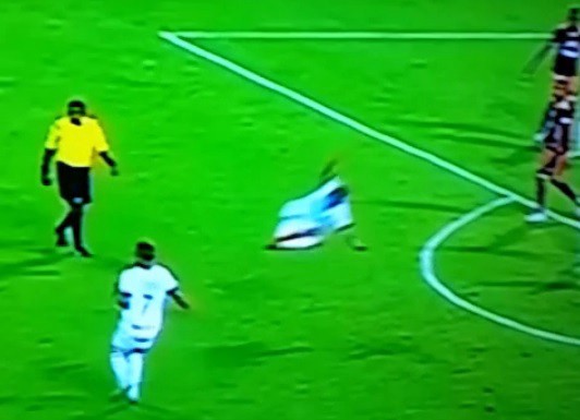 Video: la insólita patada al aire de un futbolista que es furor en la web | Deportes